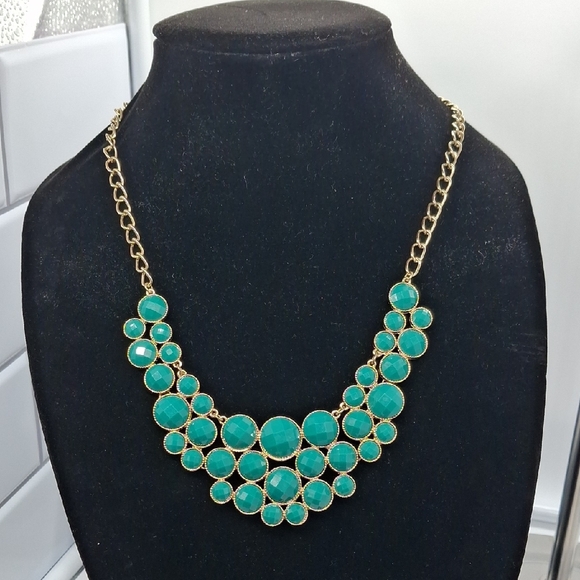 None Jewelry - Green And Gold Statement Necklace 18" To 21"